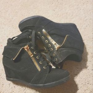 Wedge boot sneakers lightly worn